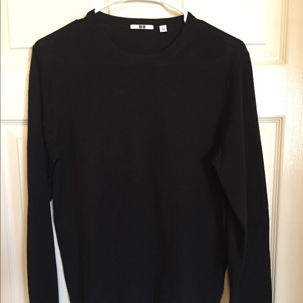 Uniqlo Black fine gauge wool sweater black. Size s